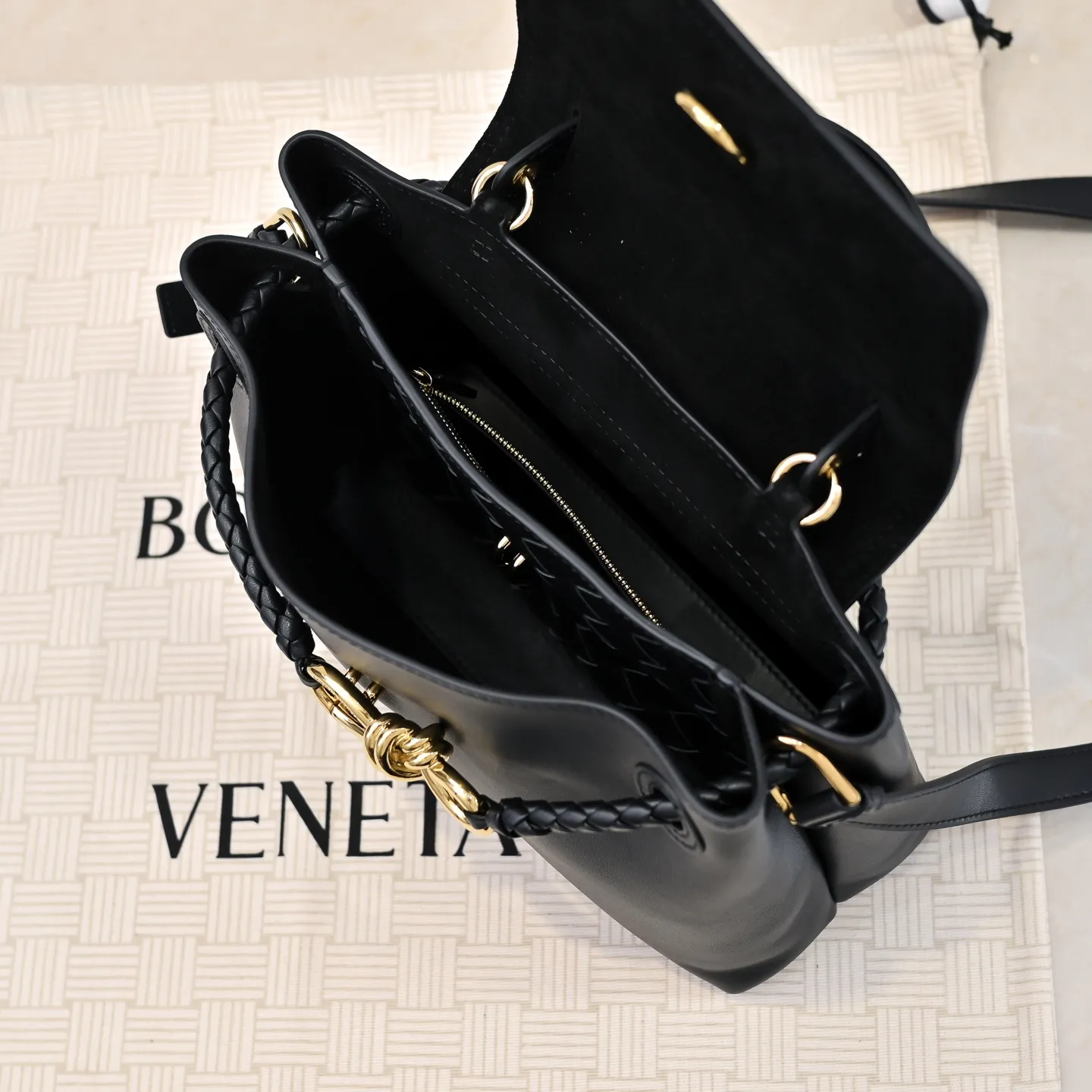 Batch 2060 #Bv New Small Ciao Ciao Handbag Who carried the cute little Ciao Ciao out on the street❣️Made of Dutch Silky Calf calfskin ~ silky to the touch. The leather is thick, and the suede lining is soft and comfortable. The relaxed feeling of stacked smooth leather, the representative woven element shoulder strap, and the perfect embellishment of golden buckles💥The unique bag shape is casual and exquisite, and super practical☄️Carry Ciao Ciao to accompany you in various occasions, and be the most stylish you🎀 Size: 26x19x10.5 Style No. 5835#